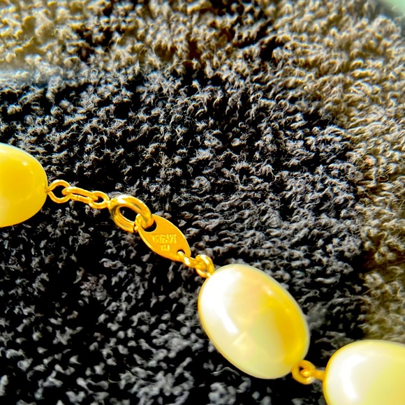 Vintage Trifari Cream Bead and Gold Tone Necklace - Picture 3 of 3